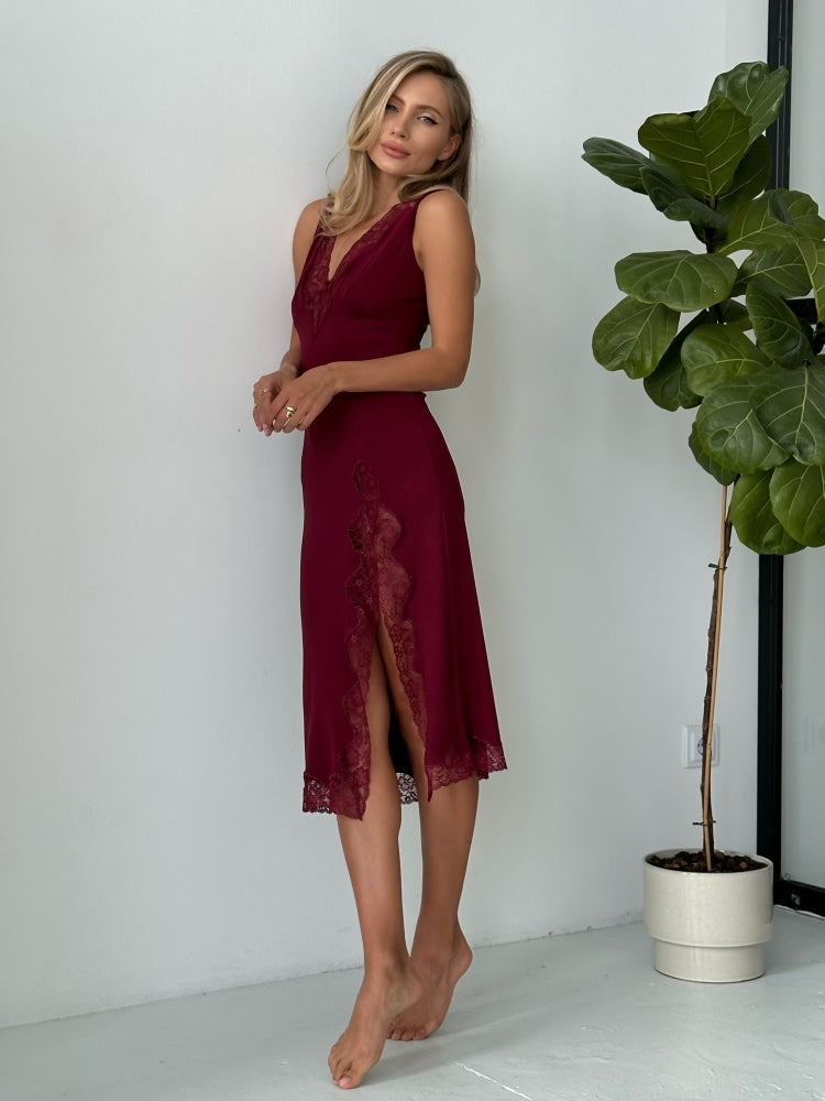Exclusive bordeaux nightgown with lace