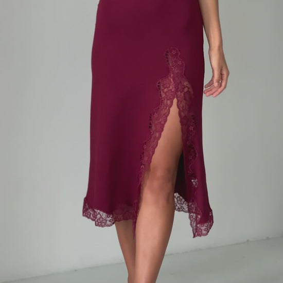 Exclusive bordeaux nightgown with lace