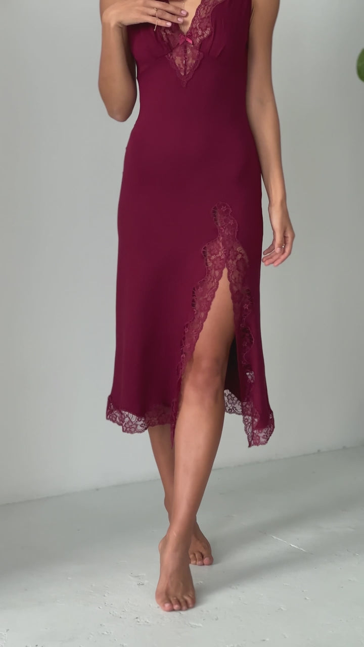 Exclusive bordeaux nightgown with lace